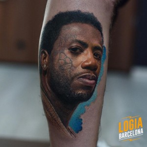 tatuaje_pierna_rapero_logia_barcelona_karol_rybakowski 